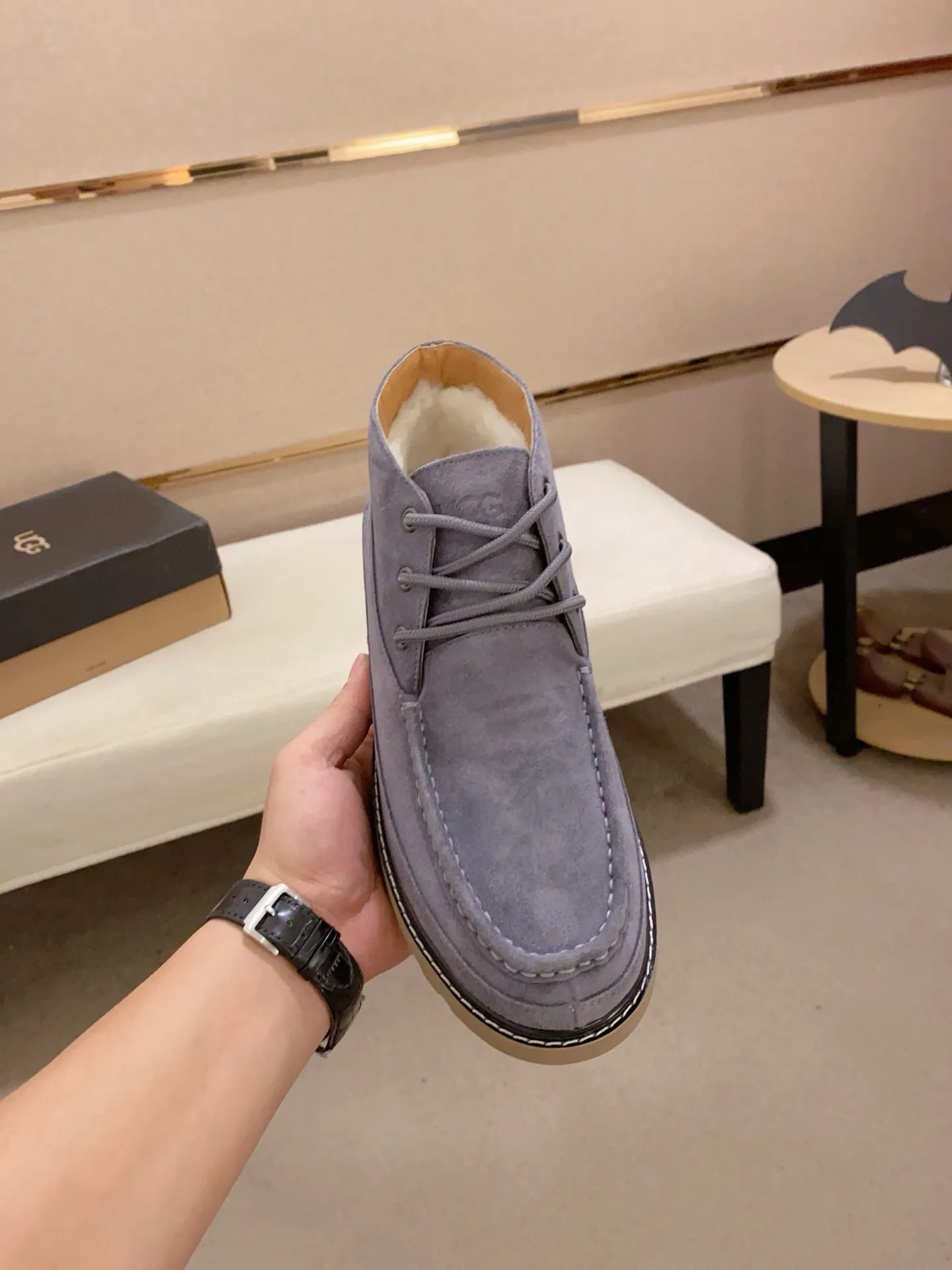 Men's shoes💰: 600💰(high-end goods) UGG❄️❄️Latest model 1:1⃣️quality, fabric: high-end quality first-layer cowhide imported from Europe. Lining: wool lining, sole: pure imported foam outsole. ❤️High-end goods, fine workmanship, trendy and fashionable. The fit is very classy. If you know the goods, you will not be able to refuse😍😍Number of codes: 38-44 (45 is custom-made and cannot be returned or exchanged)